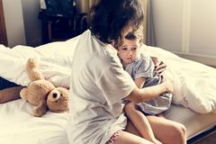 Sleep problems in babies and toddlers: mother consoles her child "loading =" lazy