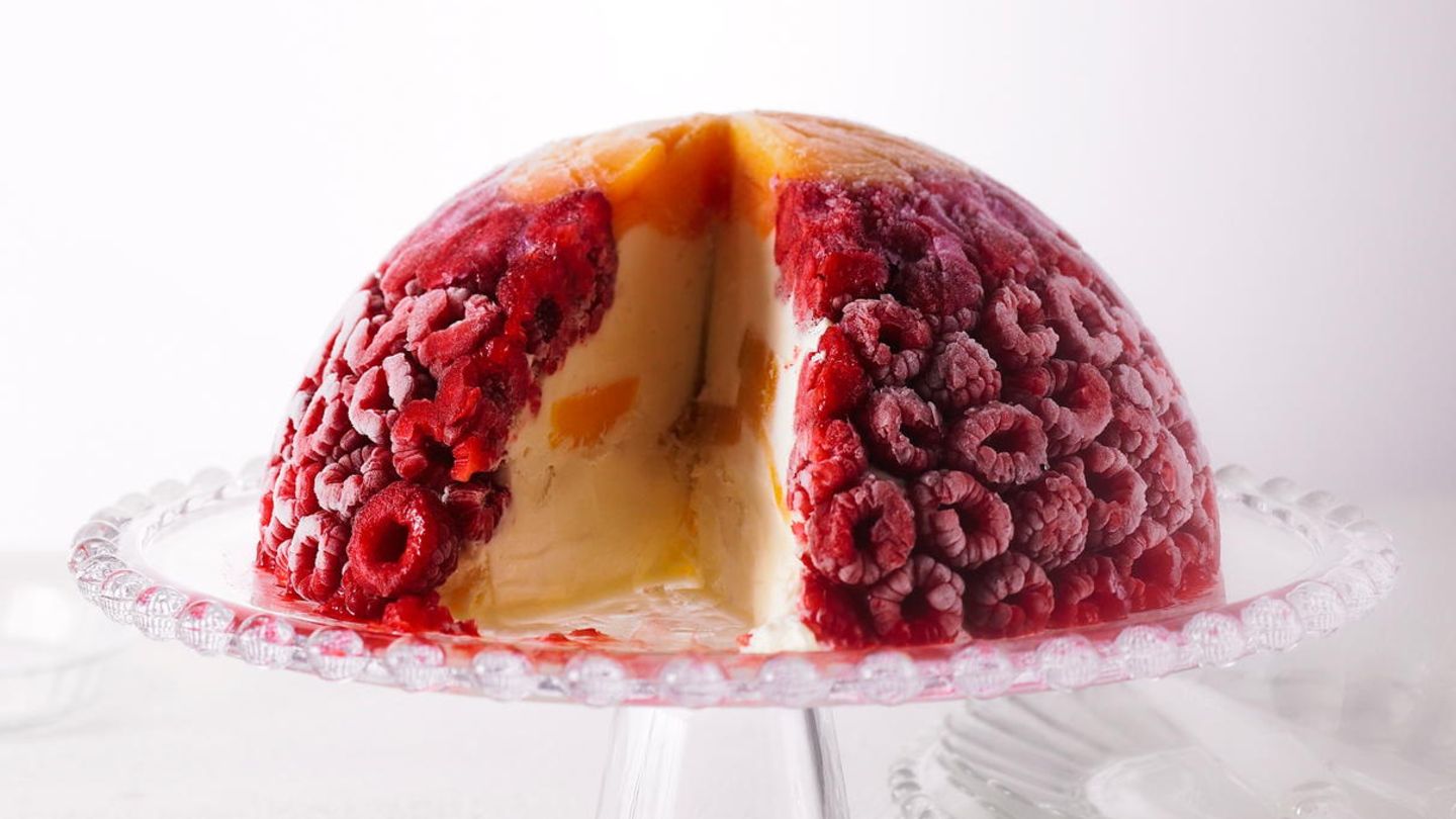 Pfirsich-Himbeer-Eisbombe | BRIGITTE.de