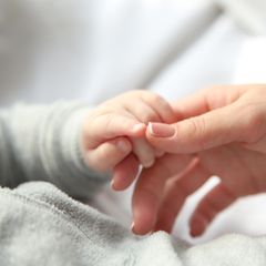 Einschlafritual Stillen: Babyhand in Mutterhand