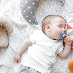 Einschlafritual Stillen: Baby schläft mit Schnuller im Mund