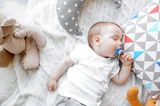 Einschlafritual Stillen: Baby schläft mit Schnuller im Mund