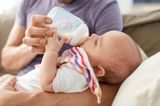 Einschlafritual Stillen: Baby bekommt Flasche