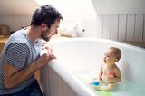 Einschlafritual Stillen: Baby badet