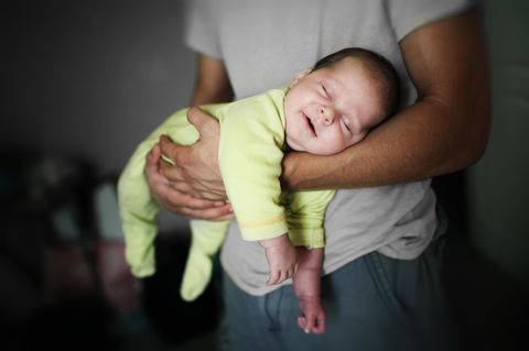 Einschlafritual Stillen: Baby schläft in Papas Arm
