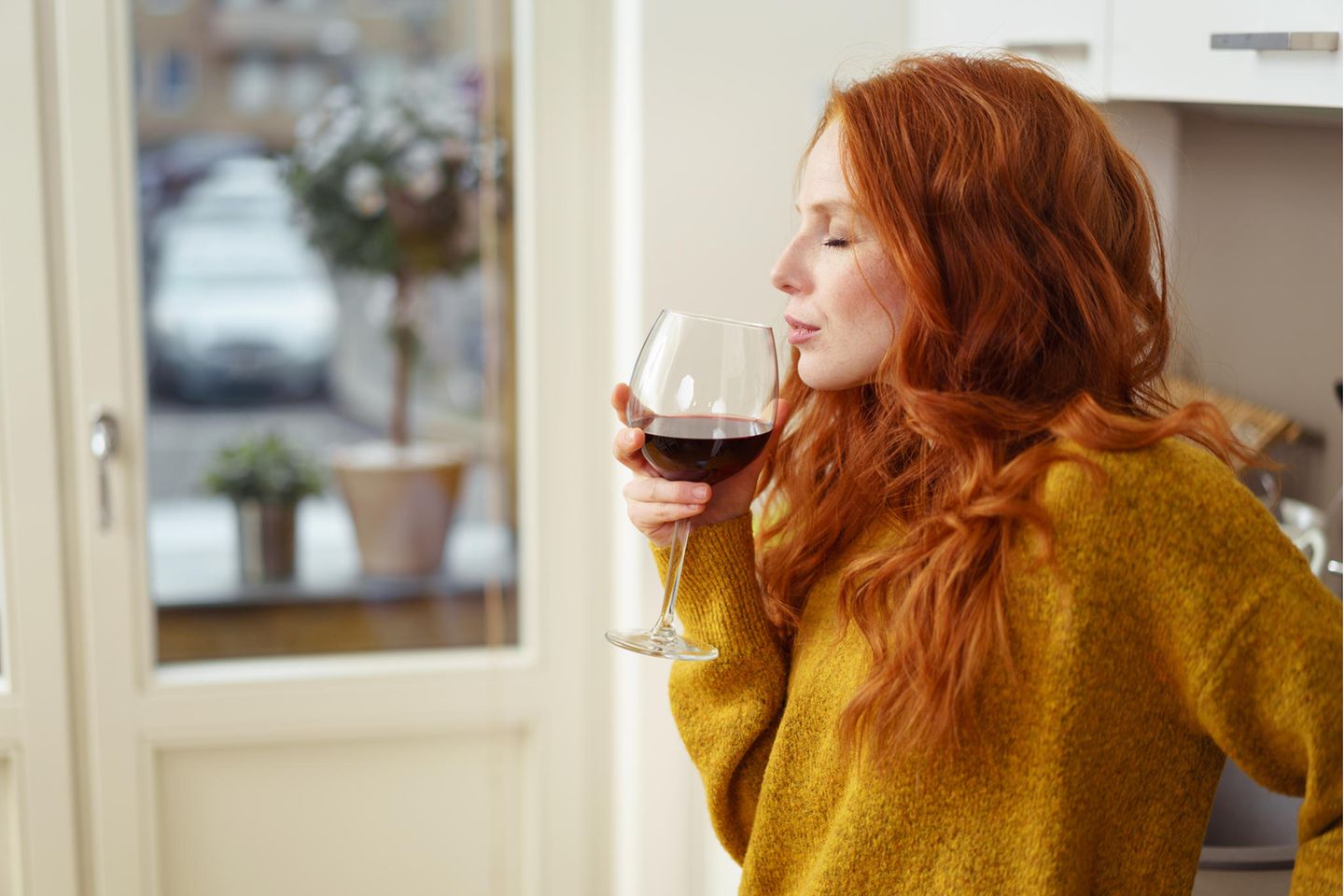 Wein Studie: Frau mit Glas Wein in der Hand