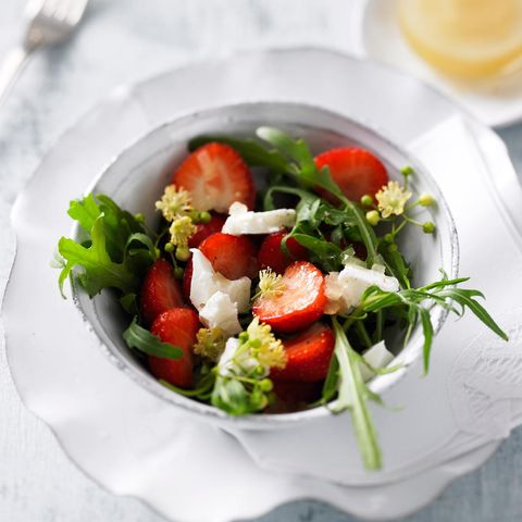 Salat mit Erdbeeren: Erdbeersalat mit Lindenblüten