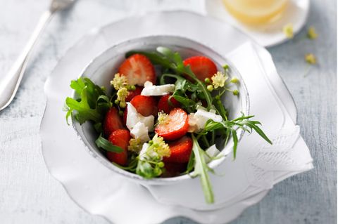 Salat mit Erdbeeren: Erdbeersalat mit Lindenblüten
