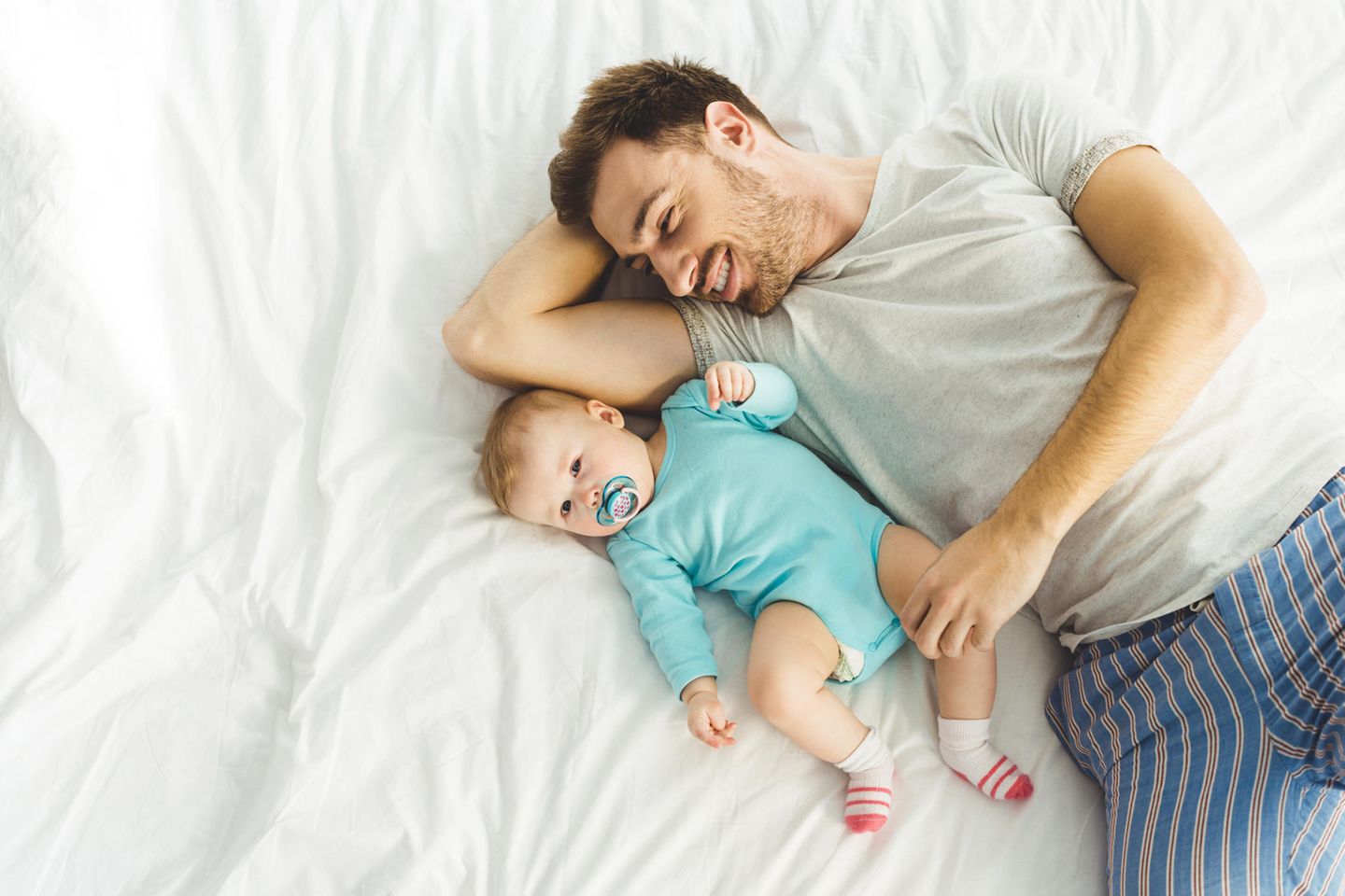Wenn aus Männern Papas werden: Vater kuschelt mit Baby