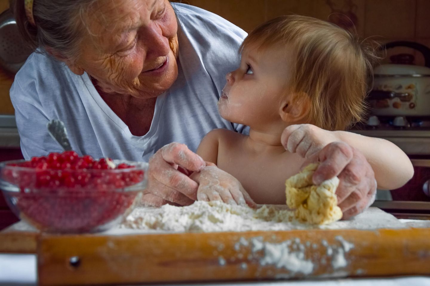 Lifehacks from grandma and grandpa: An older woman bakes "loading =" lazy with her grandson