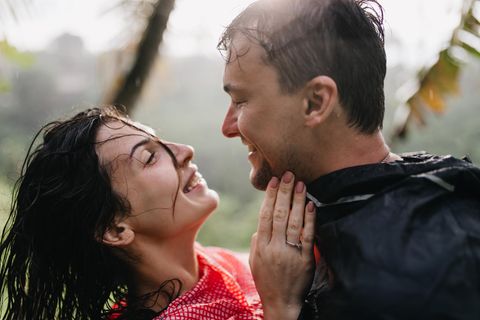 Er gab mir so ein Alles-wird-gut-Gefühl: Pärchen küsst sich