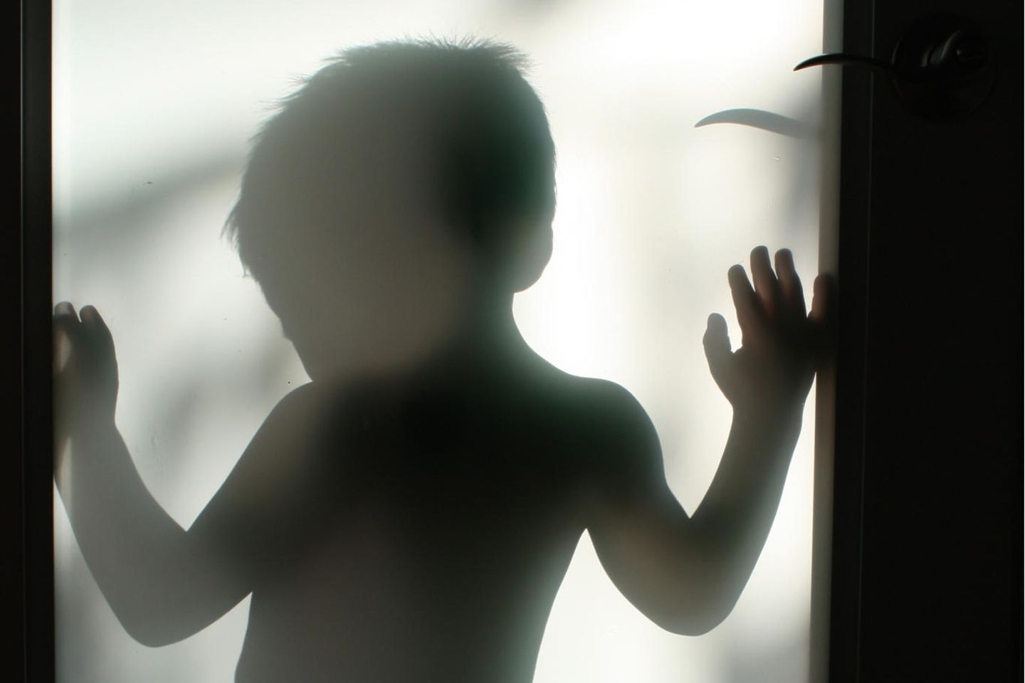 Femizide: Schatten eines Kleinkindes