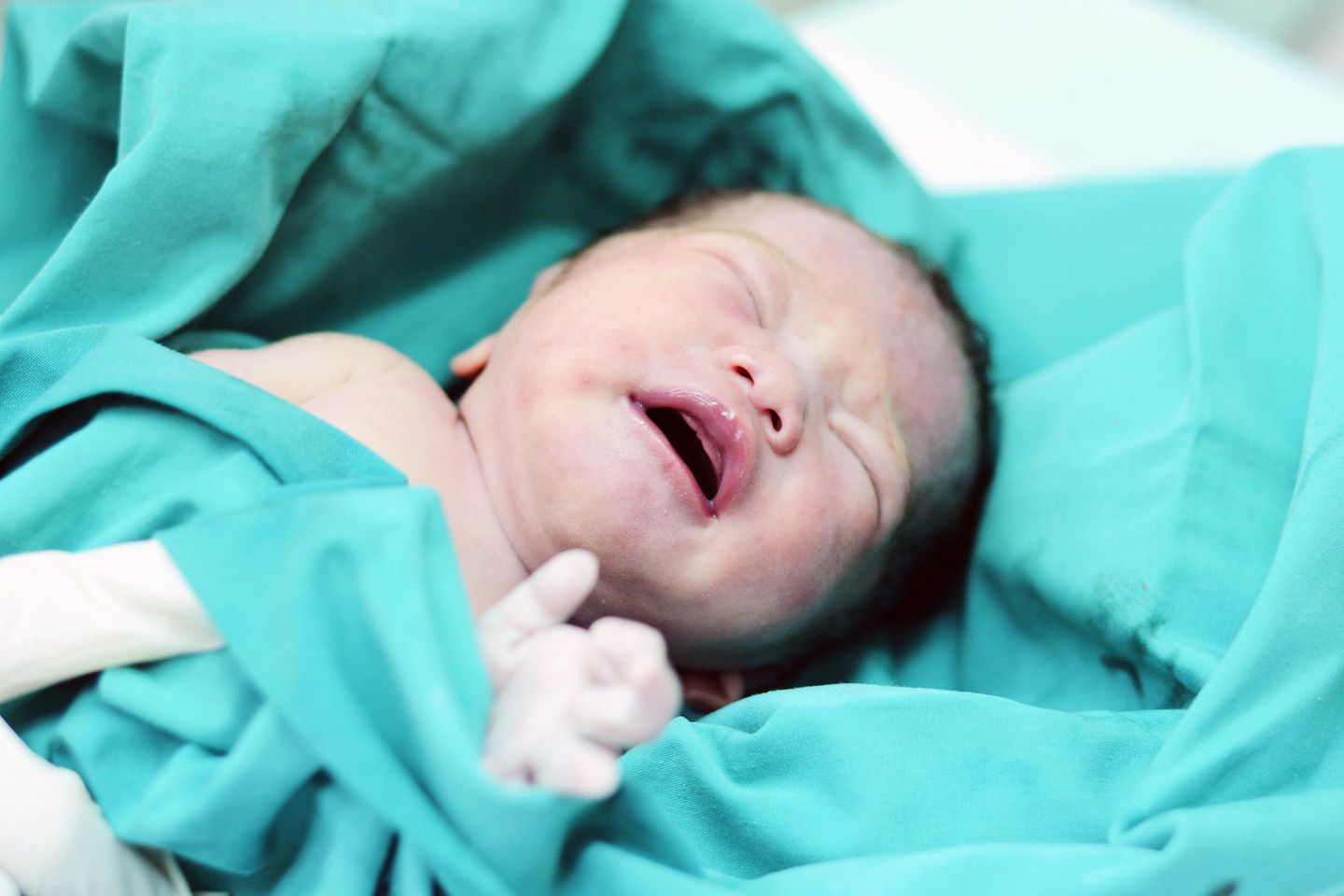 Vietnam: Ein neugeborenes Baby in Krankenhauslaken