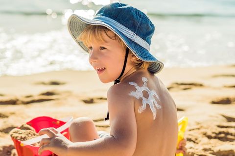 Sonnenschutz für Kinder: Kleinkind am Strand