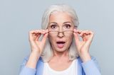 Kinderwunsch ab 35: Ältere Dame mit Brille
