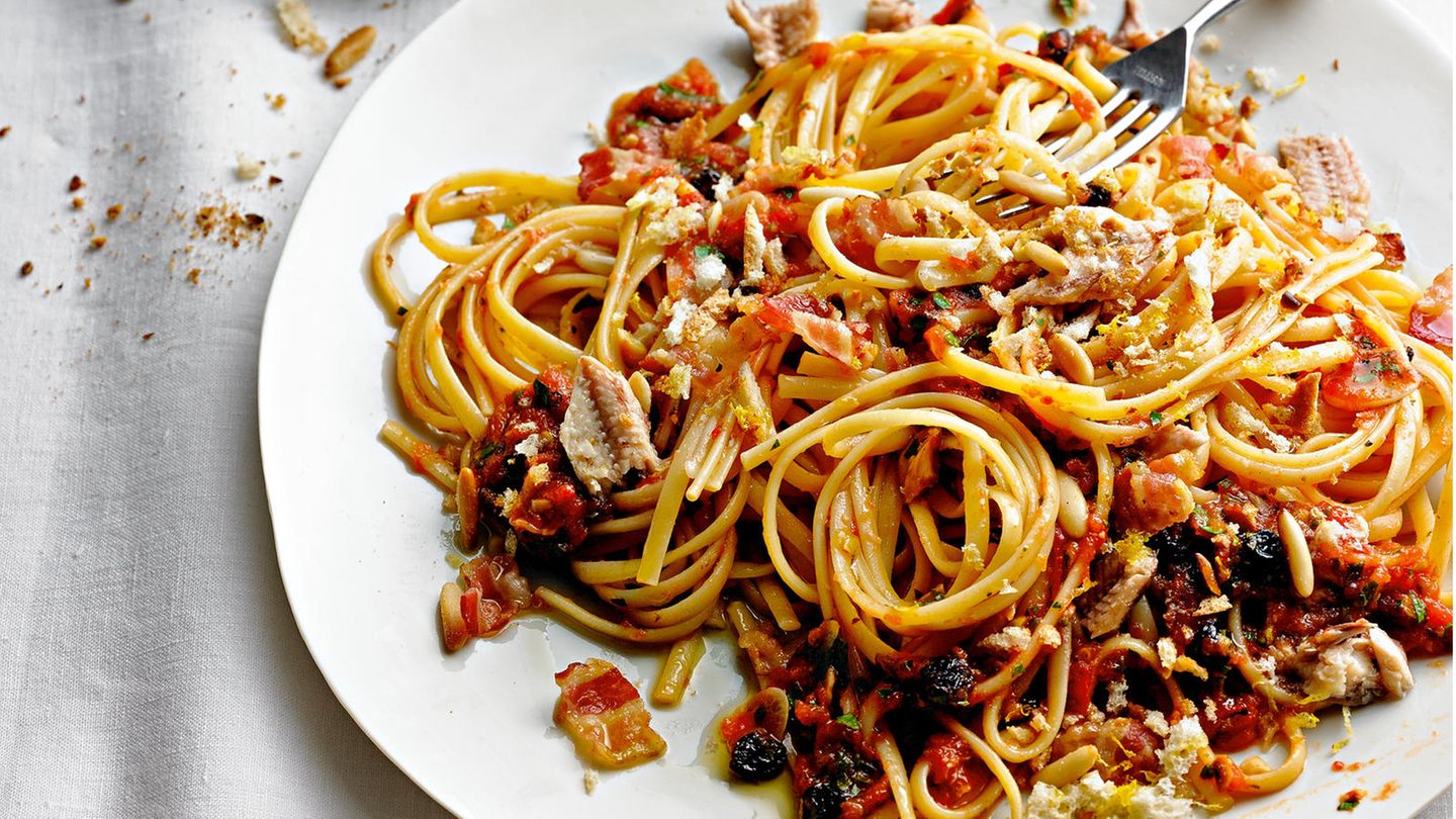 Linguine mit Tomaten, Sardinen, Korinthen &amp; Speck | BRIGITTE.de