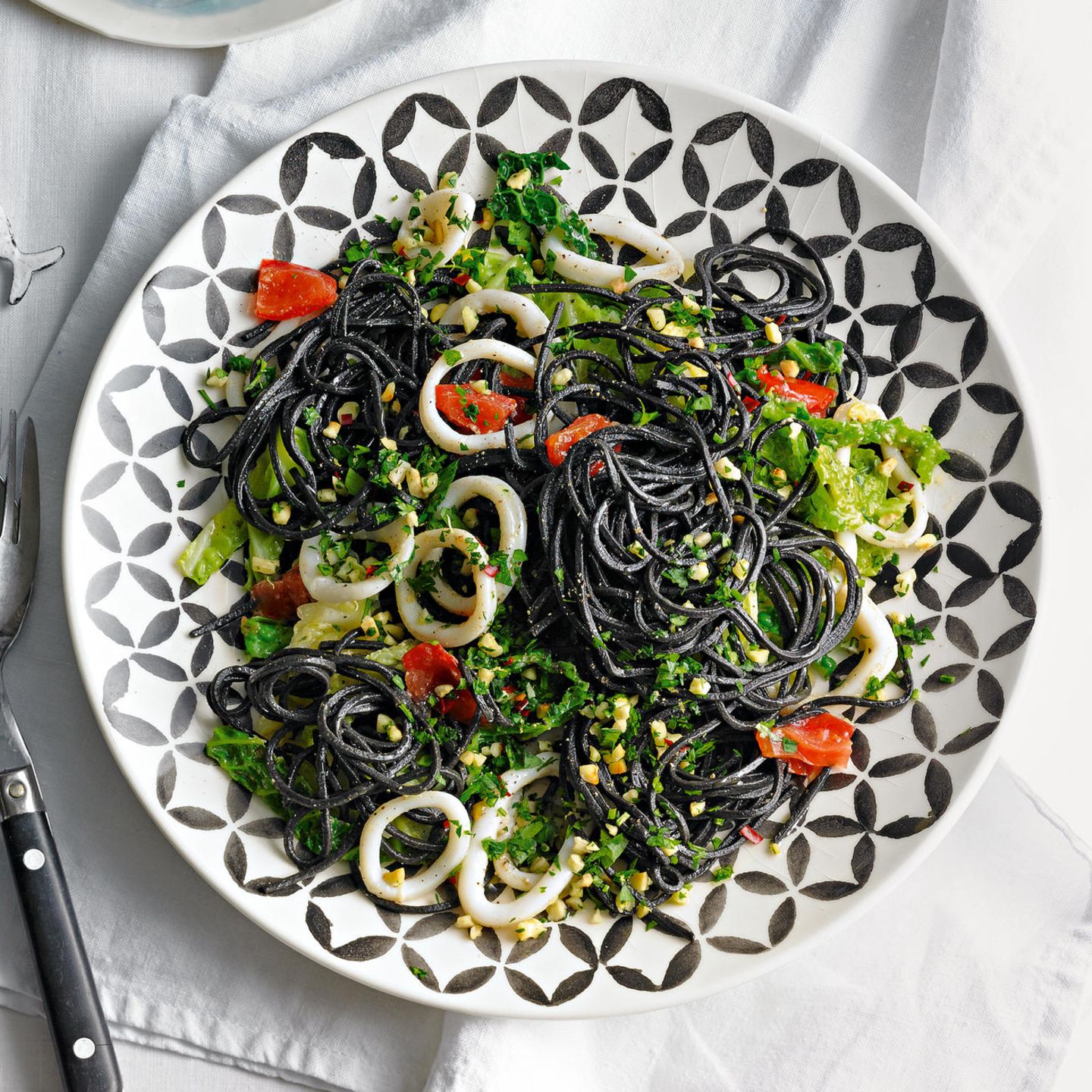 Schwarze Spaghetti mit Tintenfisch & Mandel-Gremolata