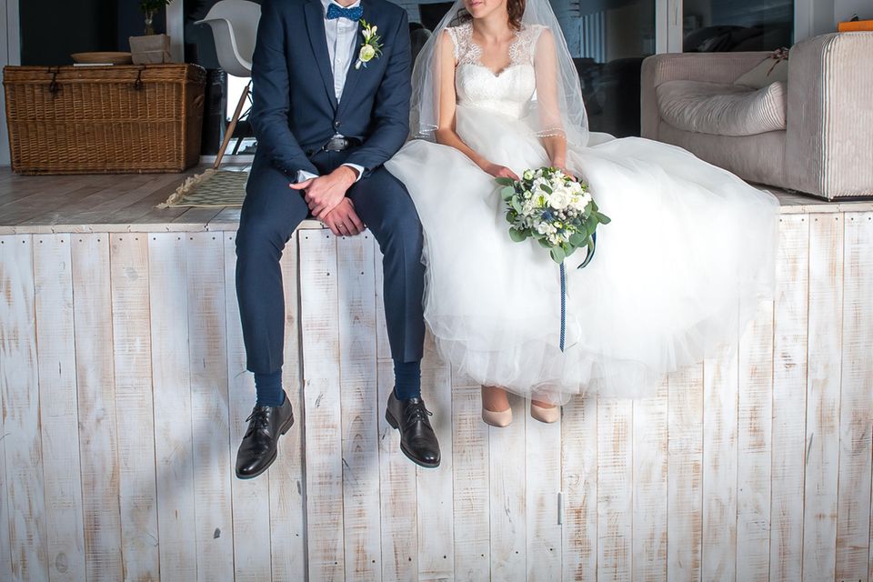 Reddit: Ein Brautpaar sitzt auf einem Steg