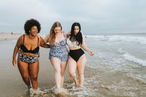 Bikini-Figur: Drei Frauen am Meer