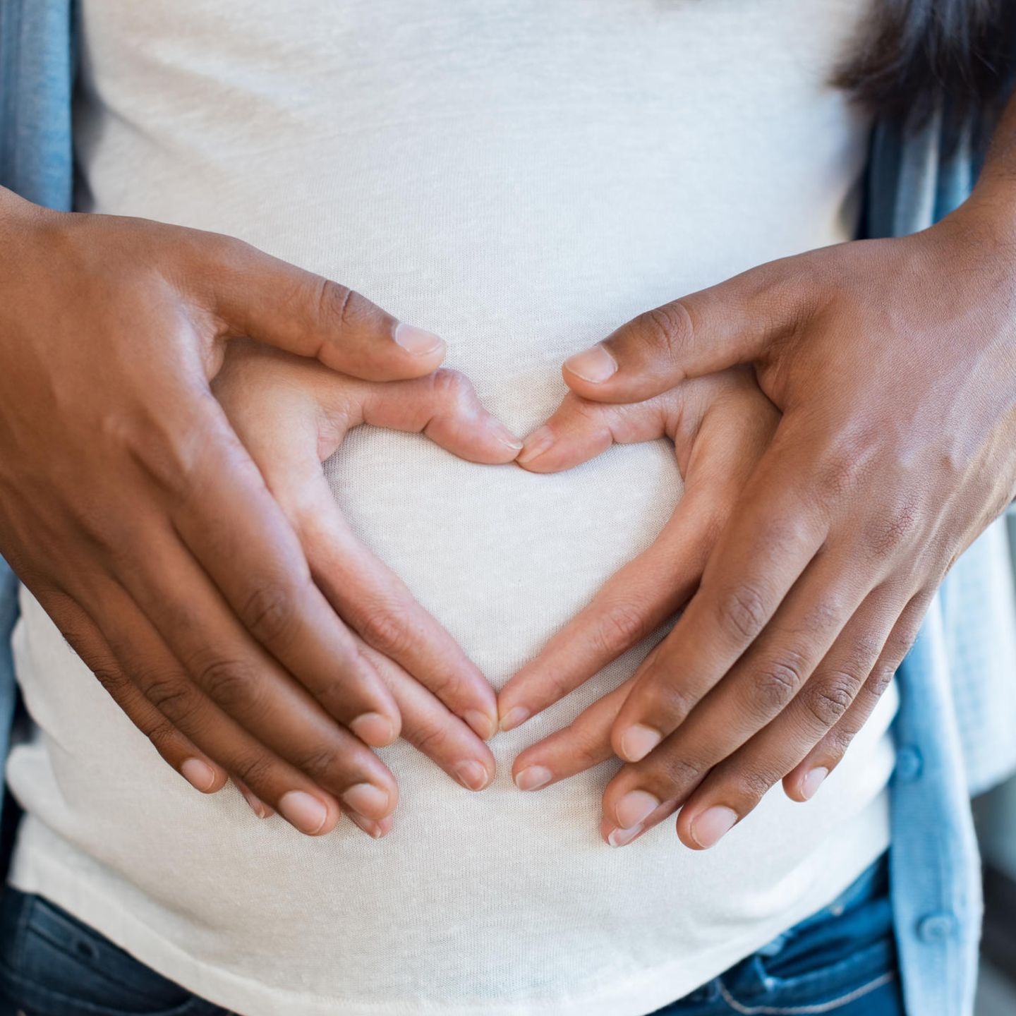 Schwanger oder nicht?: Hände auf schwangerem Bauch