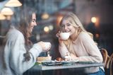 Schwanger oder nicht?: Frauen beim Kaffee trinken