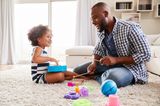 Kleinkinder: Vater und Kind spielen