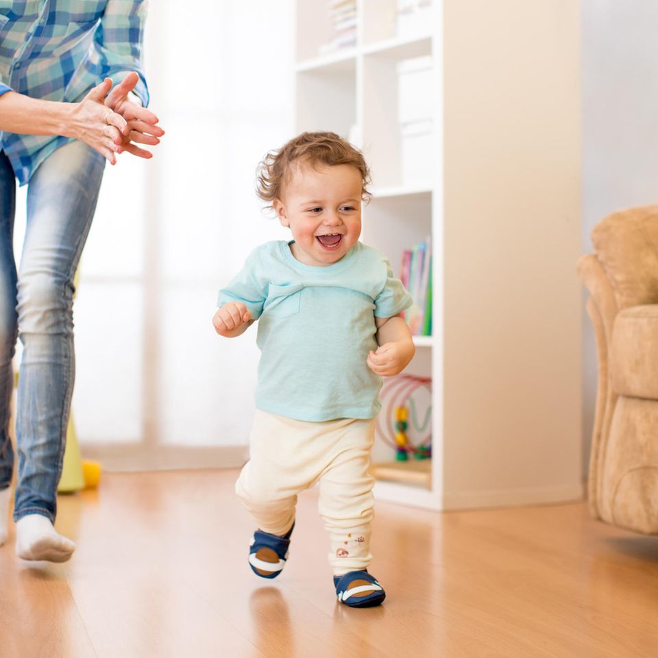 Kleinkinder: Kleinkind lernt laufen