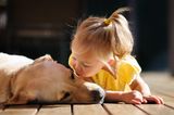 Kleinkinder: Kleinkind küsst Hund