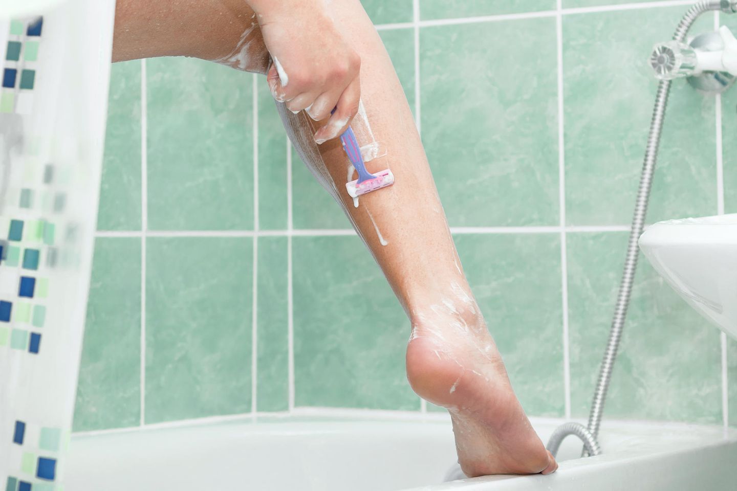 Expert warns: That's why we should all keep our hands off the razor!