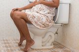 Hacks für Schwangere: Frau auf der Toilette