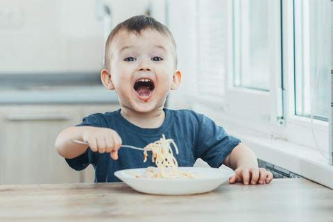 Kleinkind-Ernährung: Kleiner Junge isst Nudeln