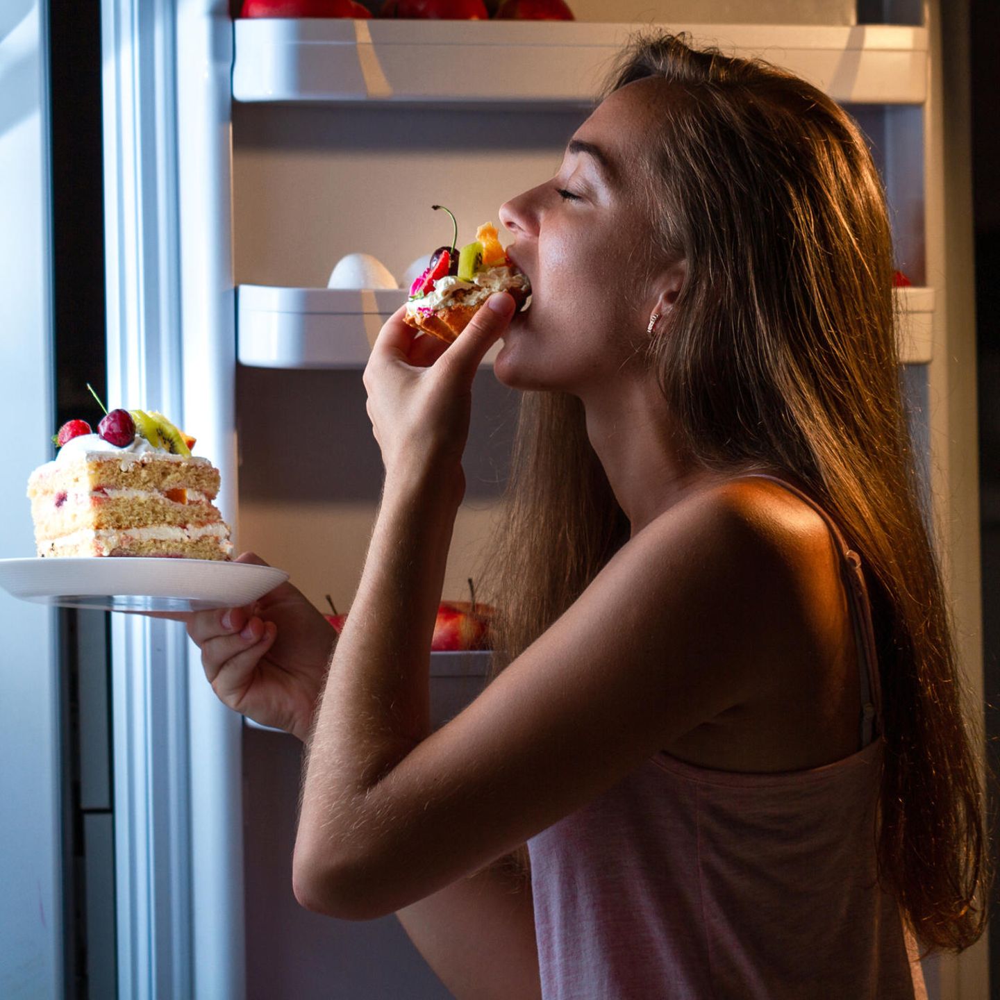 Weg mit den Schuldgefühlen!: Schwangere isst aus dem Kühlschrank