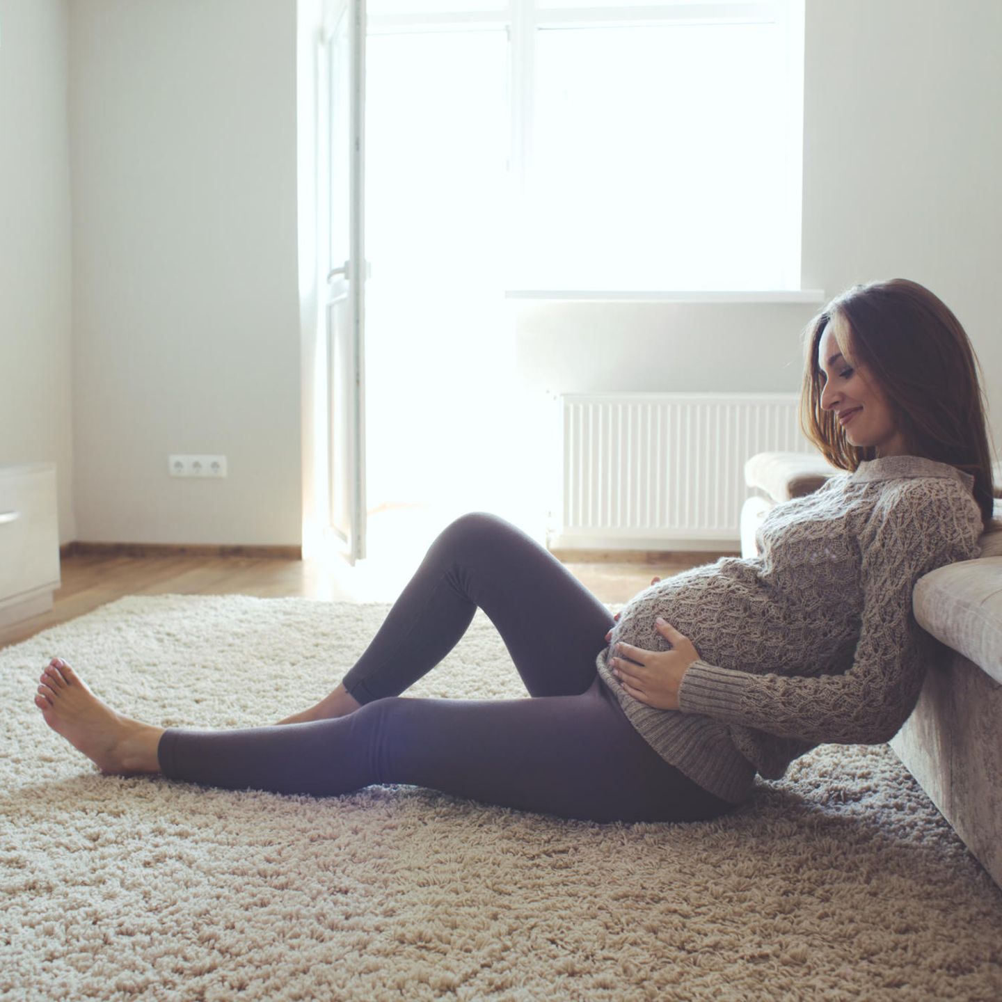 Weg mit den Schuldgefühlen!: Schwangere ruht sich in Wohnzimmer aus