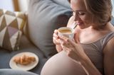 Weg mit den Schuldgefühlen!: Schwangere trinkt Kaffee