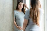 Weg mit den Schuldgefühlen!: Schwangere vor Spiegel