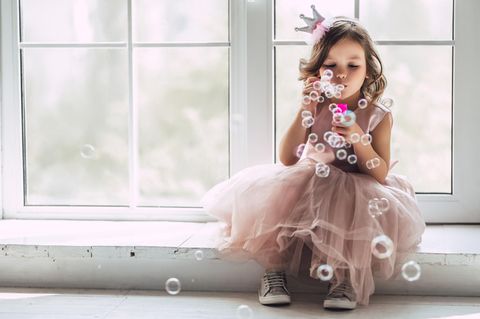Mädchen-Eltern: Mädchen mit Seifenblasen