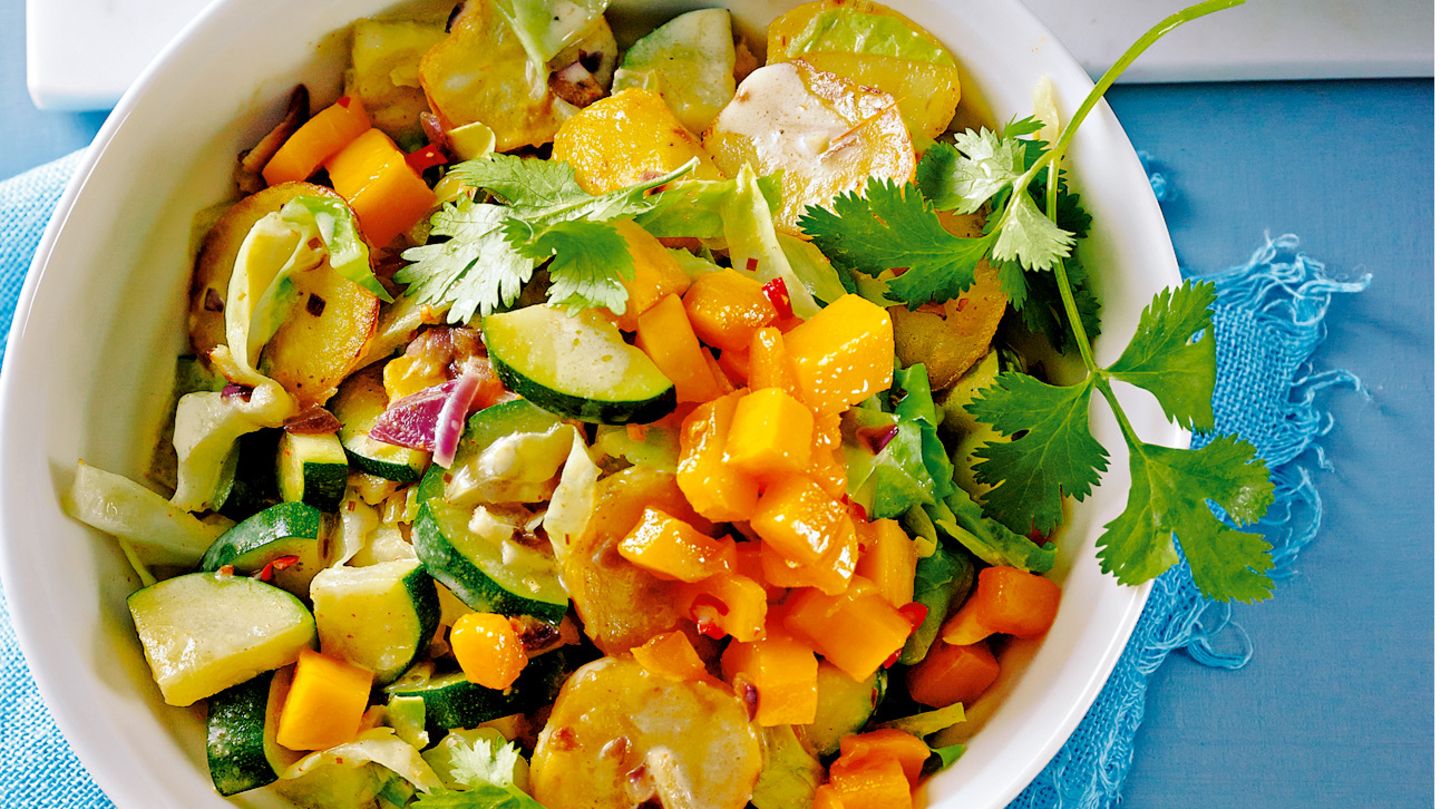 Spitzkohl-Curry mit gebratener Mango | BRIGITTE.de