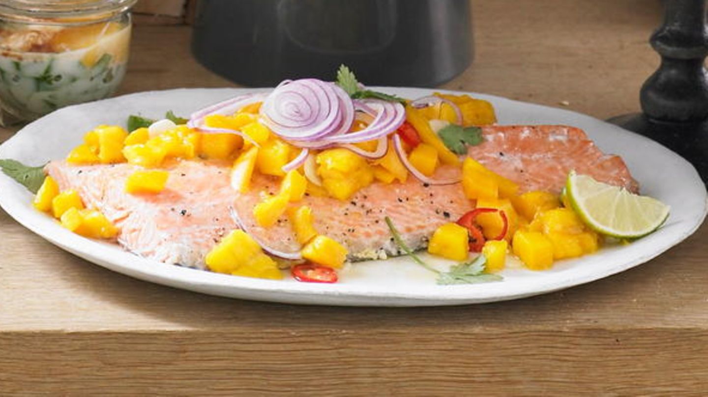 Kalter Lachs mit Mangosalat | BRIGITTE.de