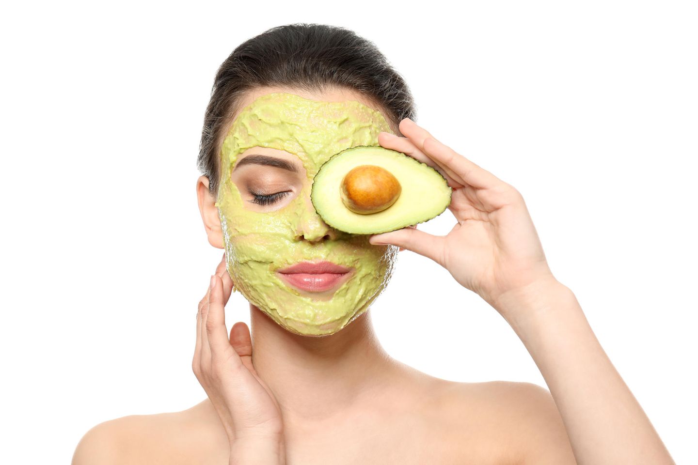 Avocado-Maske: Frau mit Avocado-Gesichtsmaske