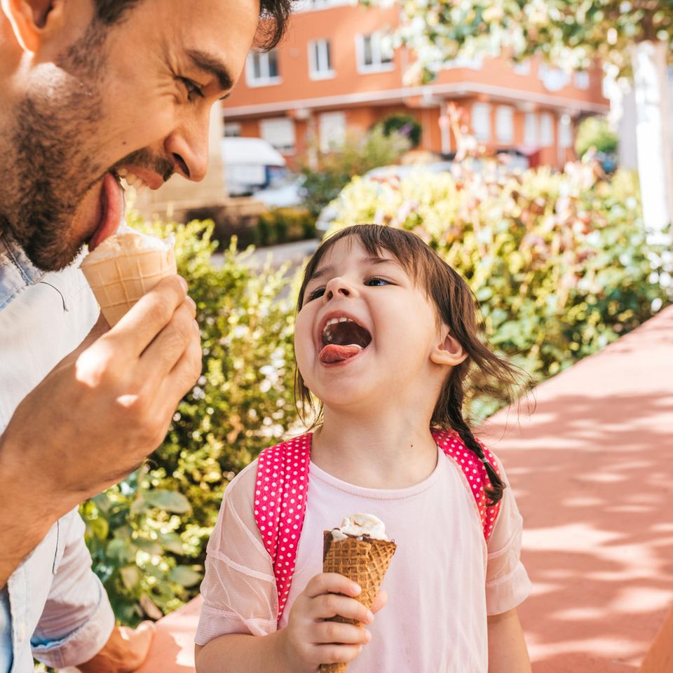 Haben Eltern noch genug Kraft für Erziehung?: Vater und Tochter essen Eis