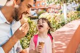 Haben Eltern noch genug Kraft für Erziehung?: Vater und Tochter essen Eis