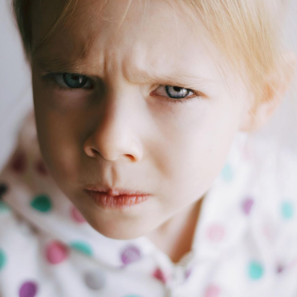 Haben Eltern noch genug Kraft für Erziehung?: Wütendes kleines Mädchen