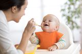 Beikost-Start: Rezepte und Tipps: Baby wird gefüttert