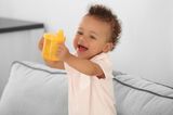 Beikost-Start: Rezepte und Tipps: Baby mit Trinkflasche