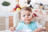 Beikost-Start: Rezepte und Tipps: Baby wird mit Löffel gefüttert