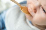 Beikost-Start: Rezepte und Tipps: Baby wird mit Löffel gefüttert