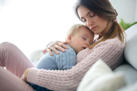 Kaiserschnitt: Mutter mit Baby auf dem Arm