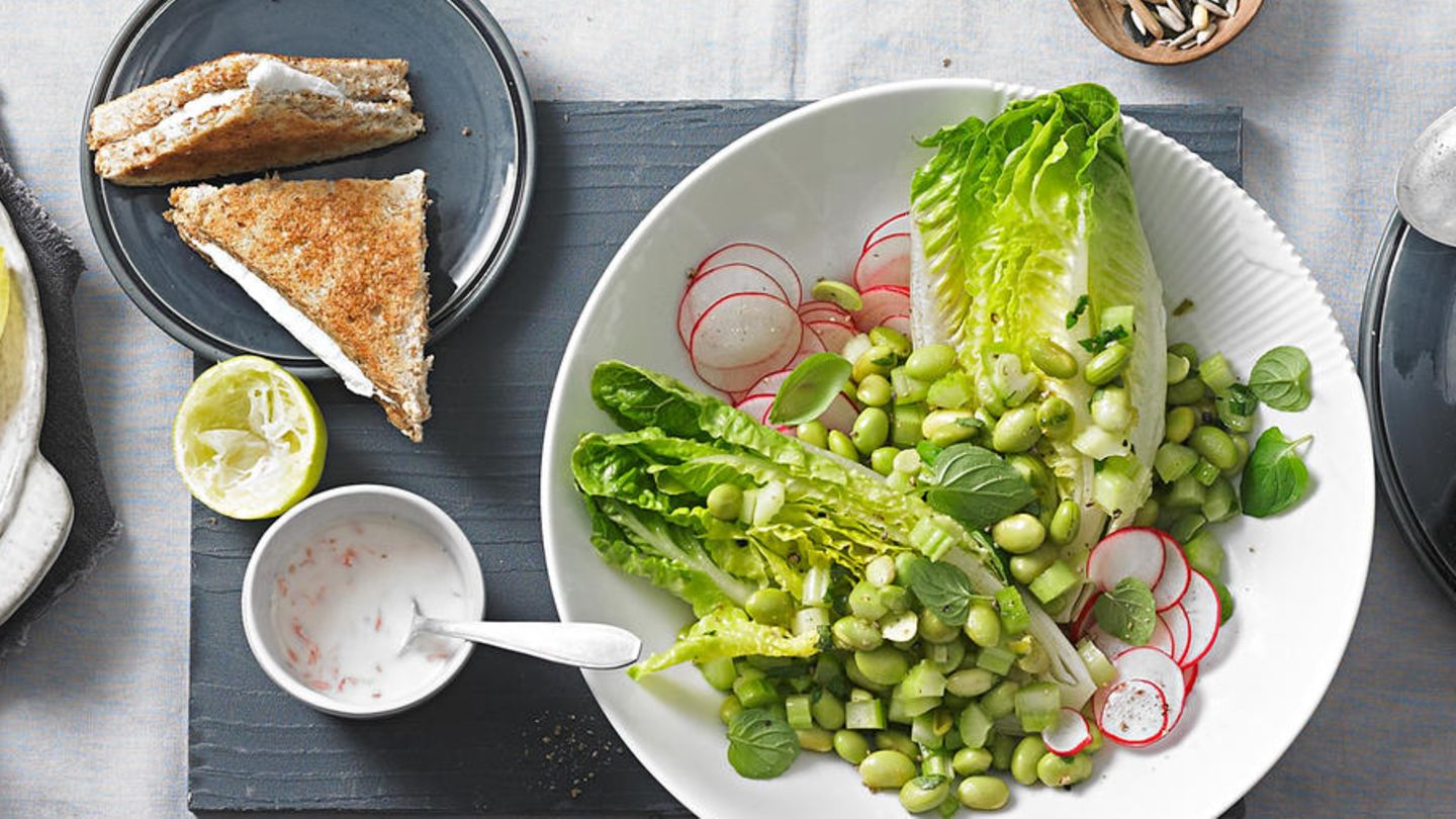 Romanasalat mit Ziegenkäse-Panino | BRIGITTE.de Romanasalat mit Ziegenkäse-Panino | BRIGITTE.de