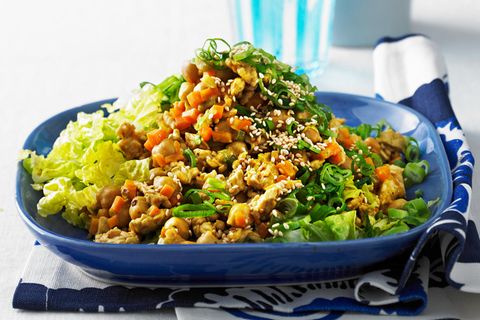 Orangen-Hack-Pfanne auf Salat