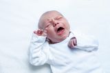 Väter: Baby weint im Kinderbett