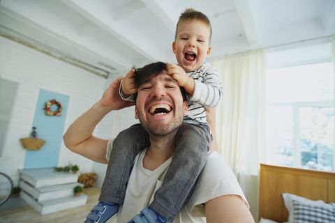 Väter: Mann mit Kind auf Schultern